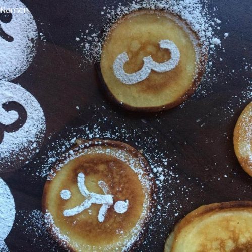 1 Kuchenschablonen mit Puderzucker auf Pancakes