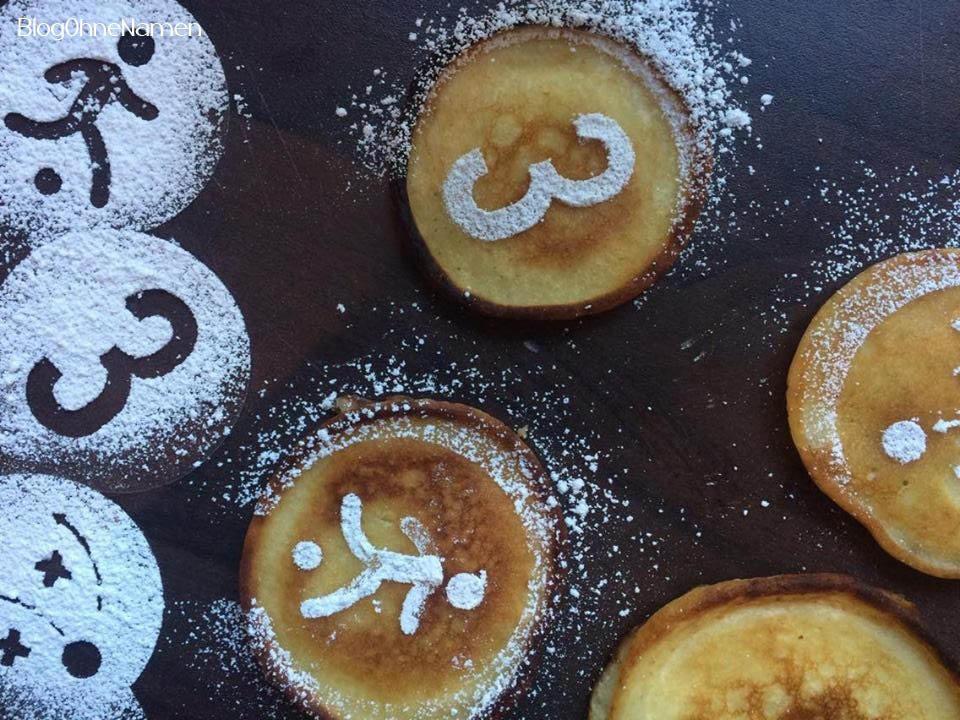 Kuchenschablonen mit Puderzucker auf Pancakes