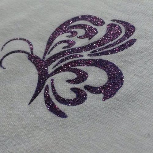 Textilfarbe schablonieren glitzernder lila schmetterling auf jersey