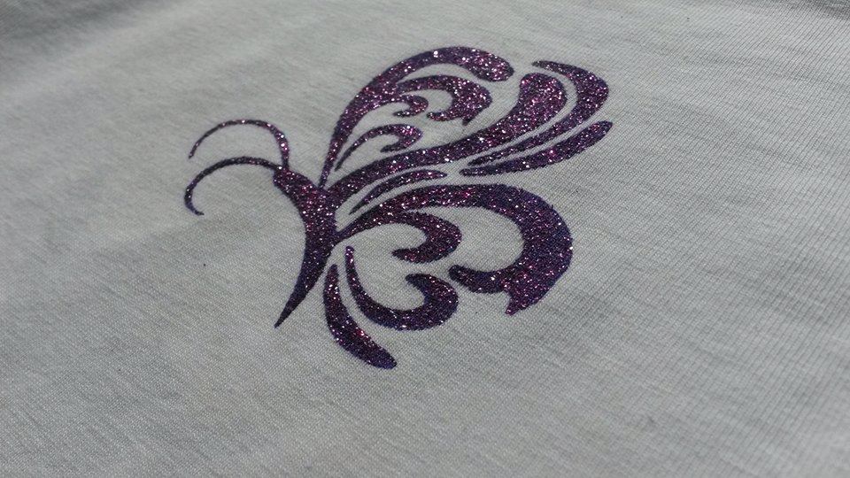 glitzernder lila schmetterling auf jersey