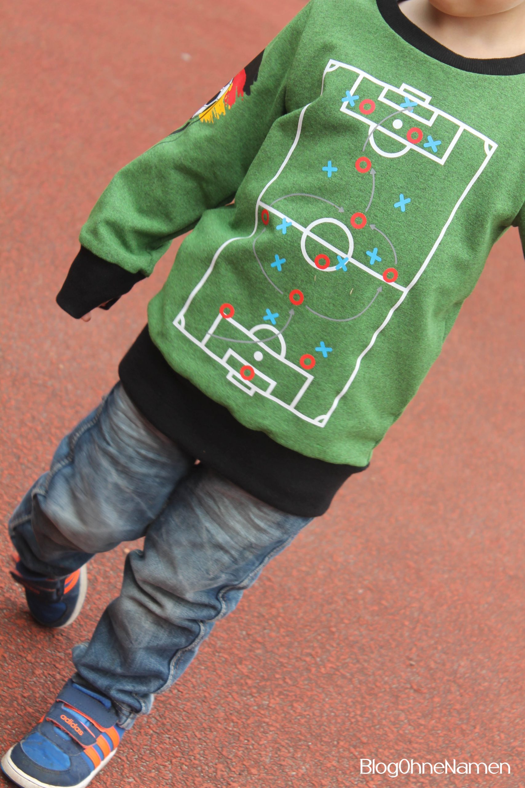 Fußball Spielfeld Motiv auf grünem Sweatshirt