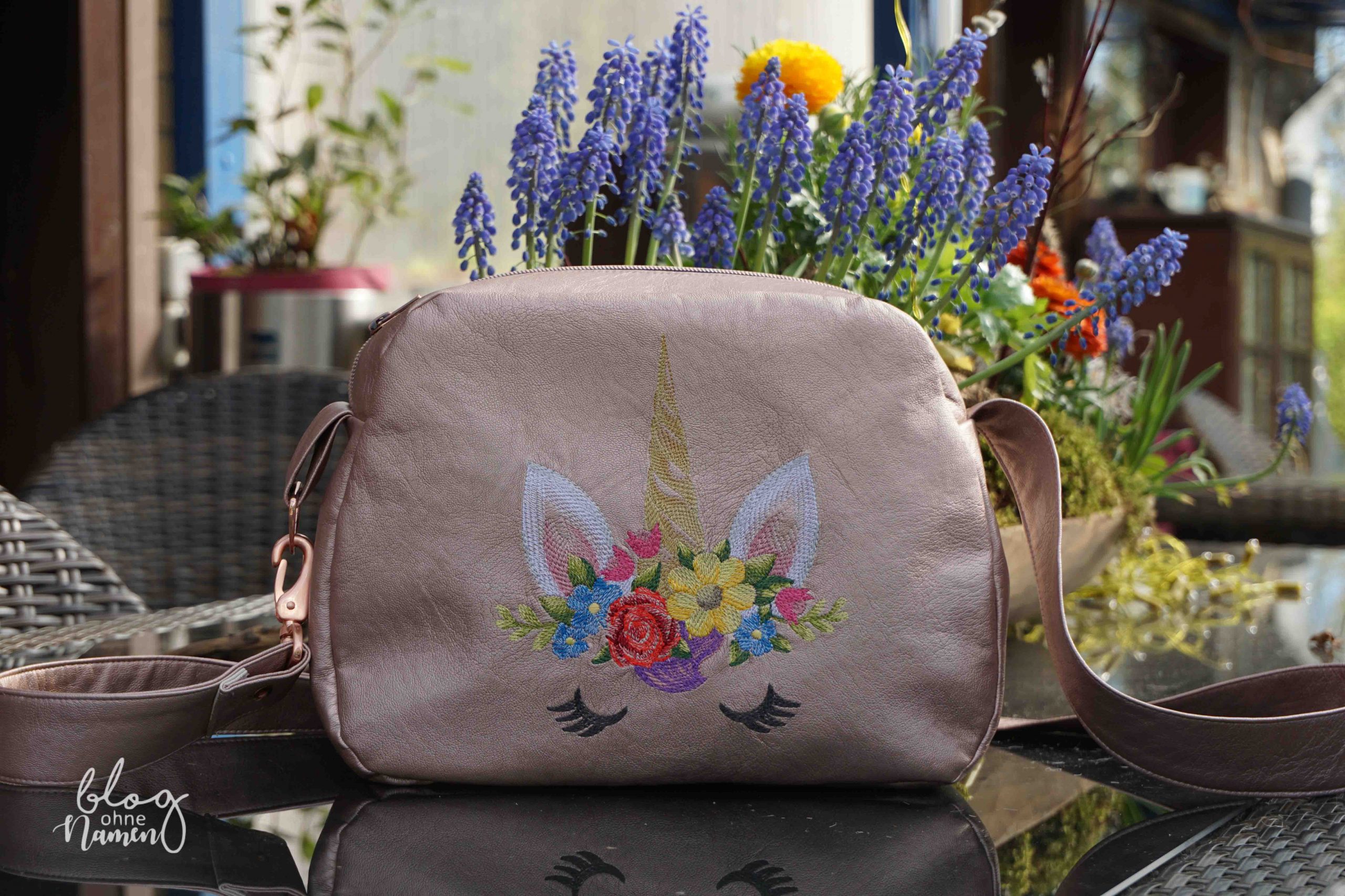 Tasche aus rosfarbenen Kunstleder mit Einhorn Stickdatei