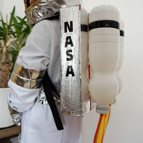 Basteln mit Kindern fuer Karneval - Raketenrucksack selber machen (11 von 38)