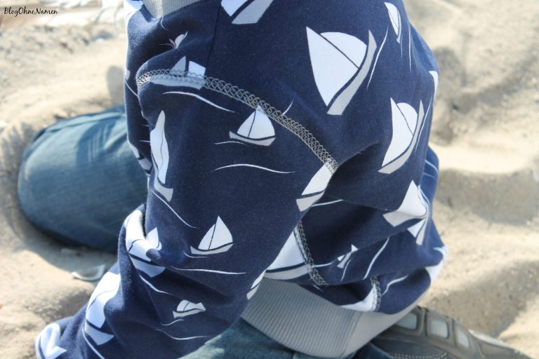 Nahaufnahme einer Ziernaht mit auseinandergebügelter Nahtzugabe