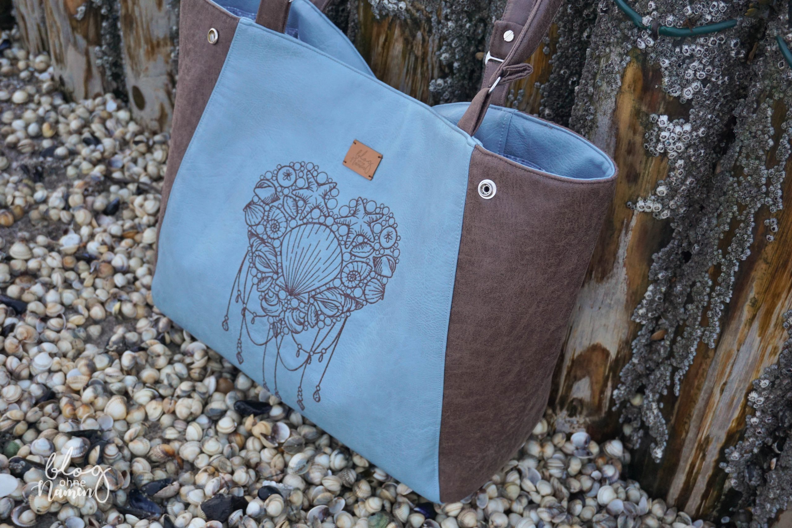 Tasche, blaues und braunes Kunstleder, maritime Stickdatei mit Muscheln und einem Herz von Urban Threads