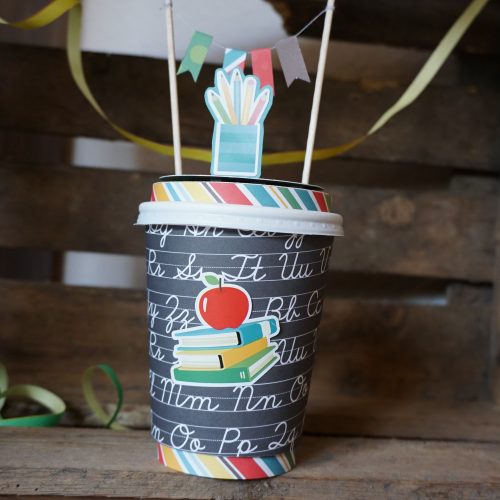 Geschenkverpackung zur Einschulung (2 von 38) Einschulungsgeschenk mal anders: Ein gestalteter Coffee-to-go-Becher mit passender Banderole und Schuldesign-Papieren als originelle Verpackungsidee.