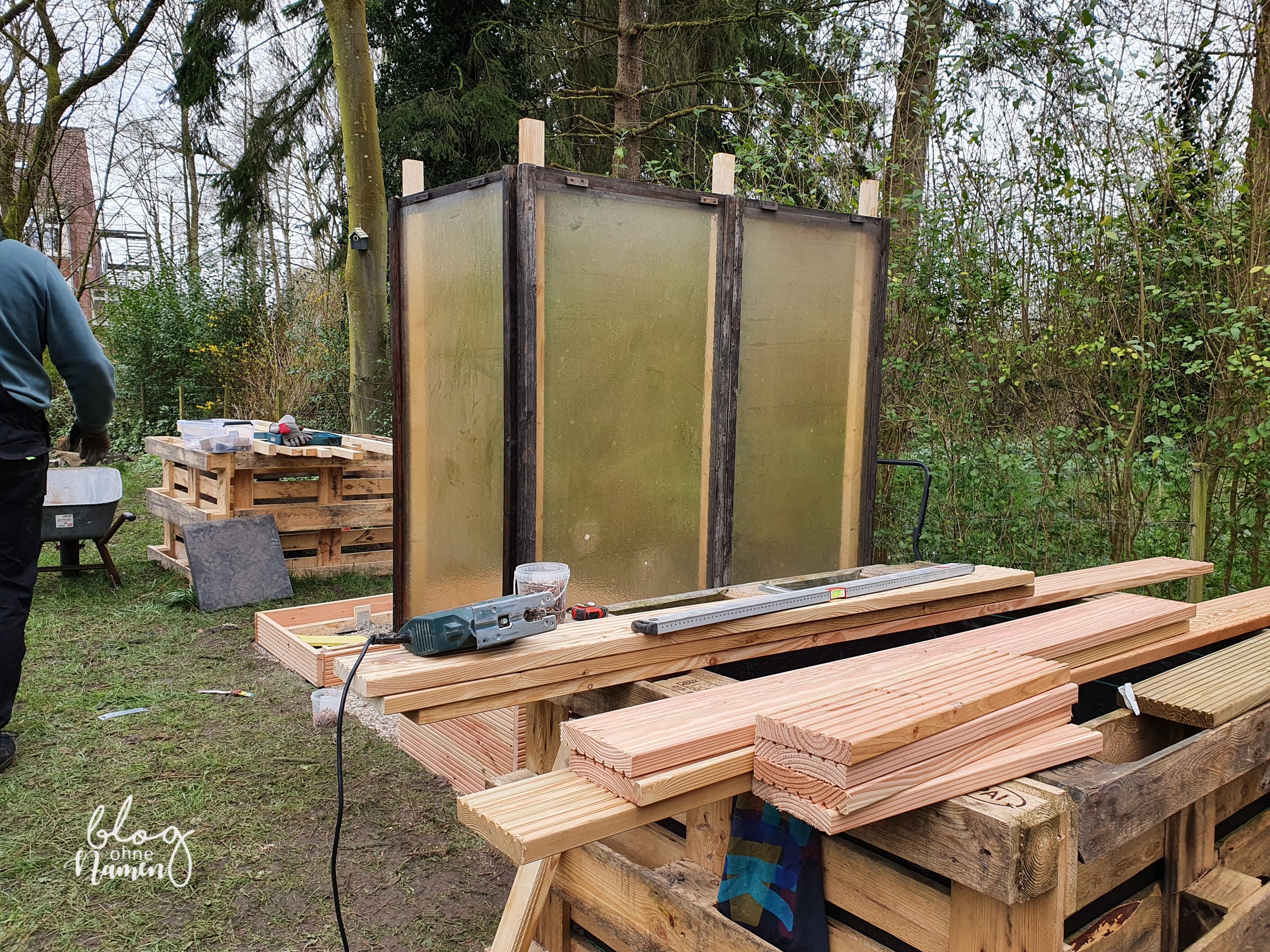 Gewächshaus aus alten Fenstern bauen - DIY Gartenidee (104 von 299)