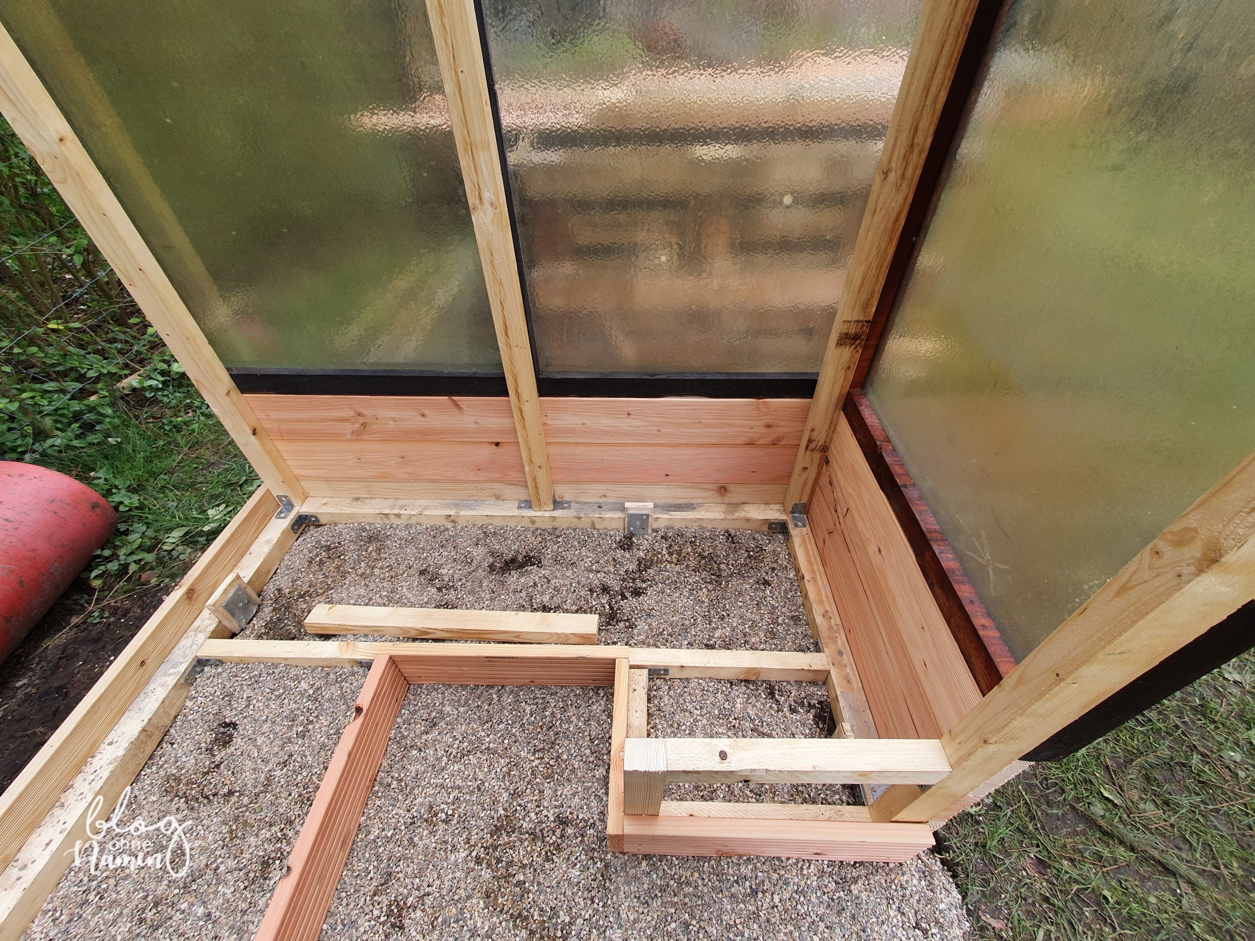 Gewächshaus aus alten Fenstern bauen - DIY Gartenidee (107 von 299)