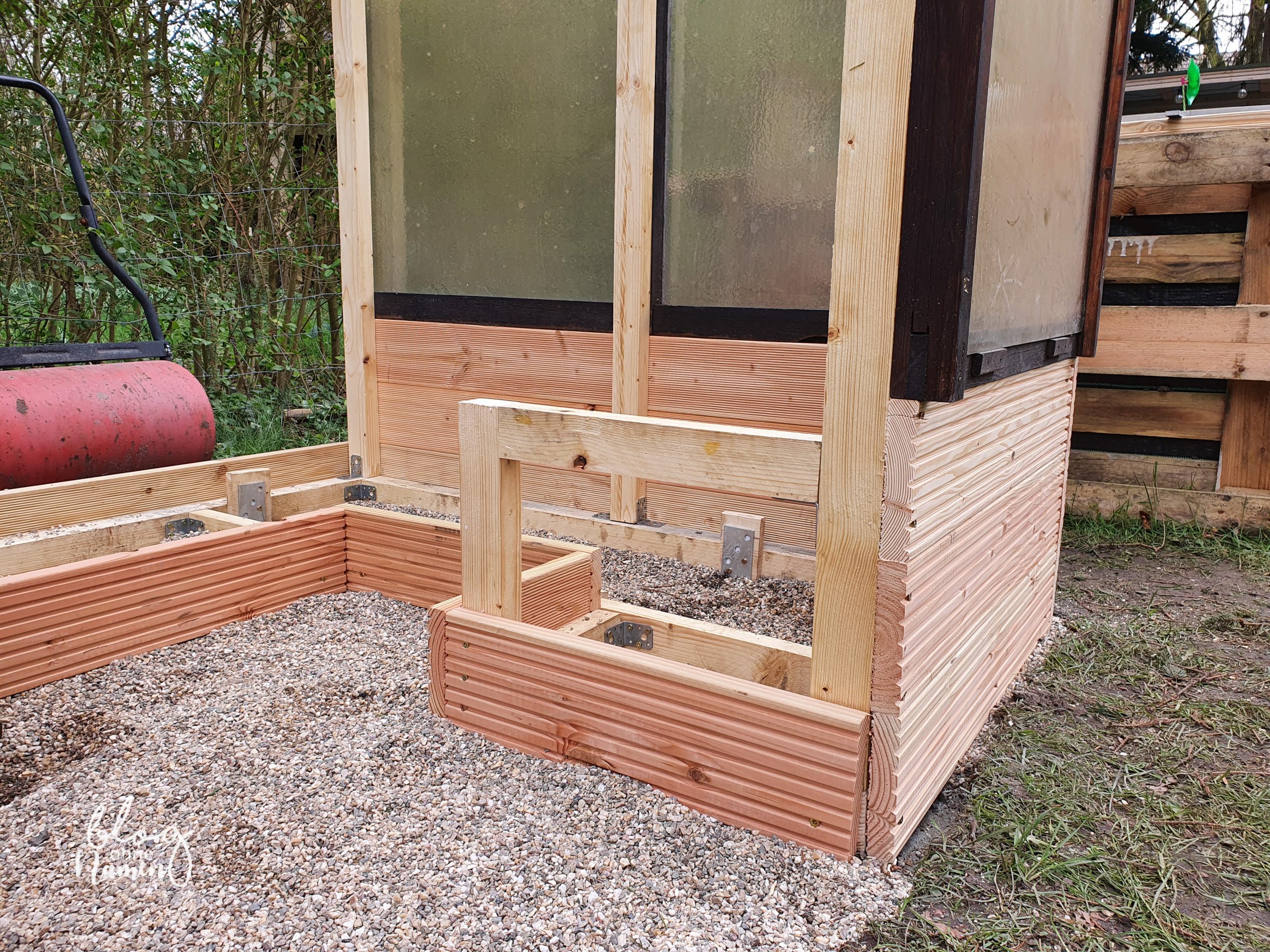 Gewächshaus aus alten Fenstern bauen - DIY Gartenidee (112 von 299)