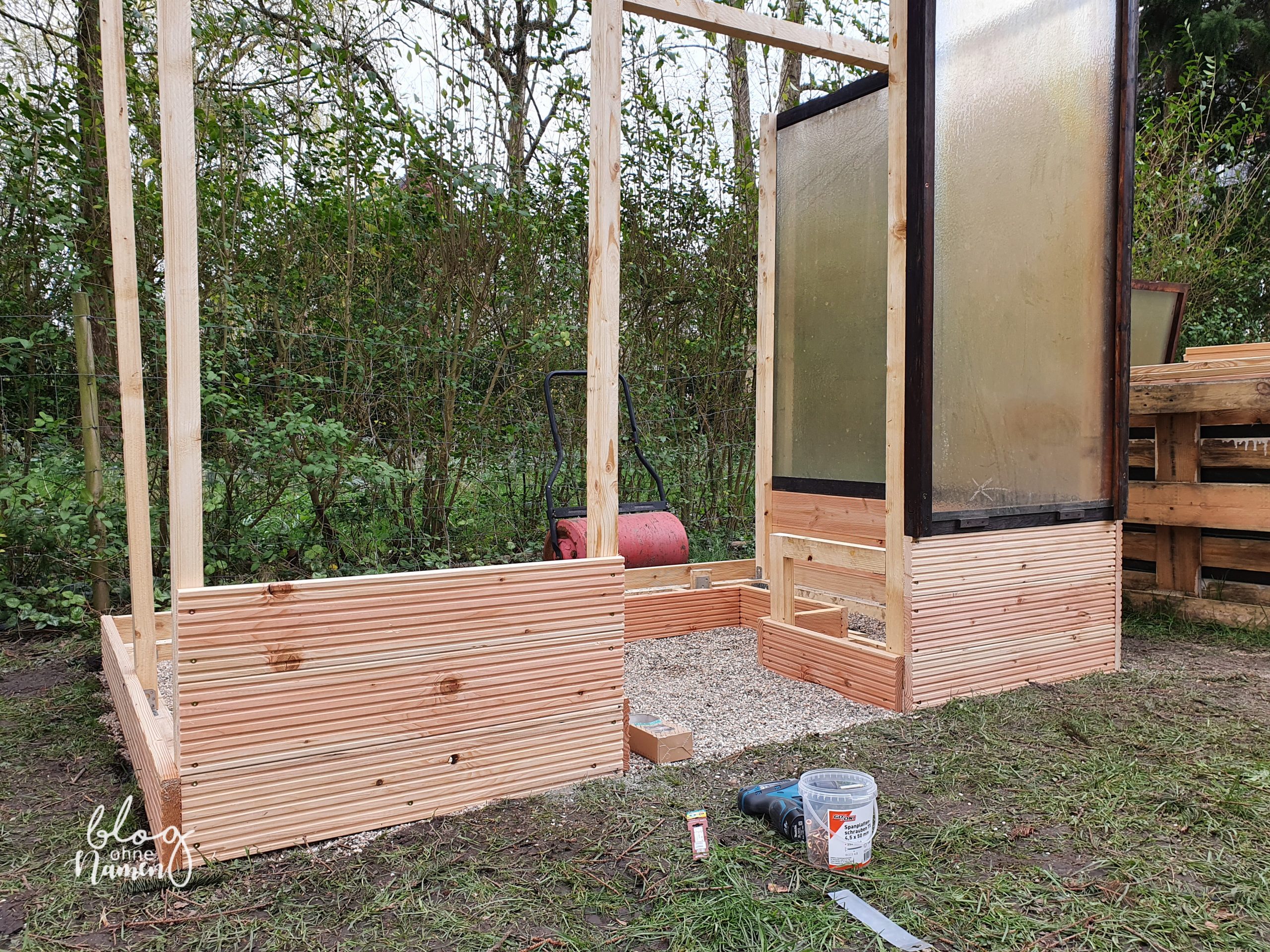 Gewächshaus aus alten Fenstern bauen - DIY Gartenidee (123 von 299)