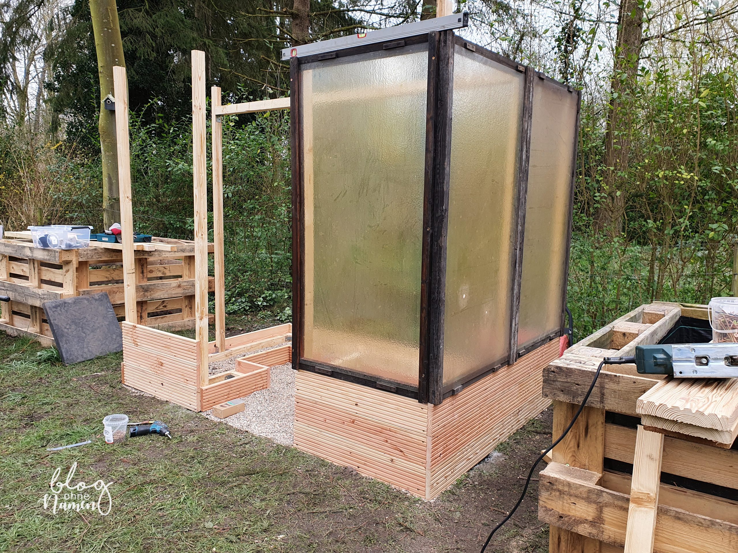 Gewächshaus aus alten Fenstern bauen - DIY Gartenidee (130 von 299)