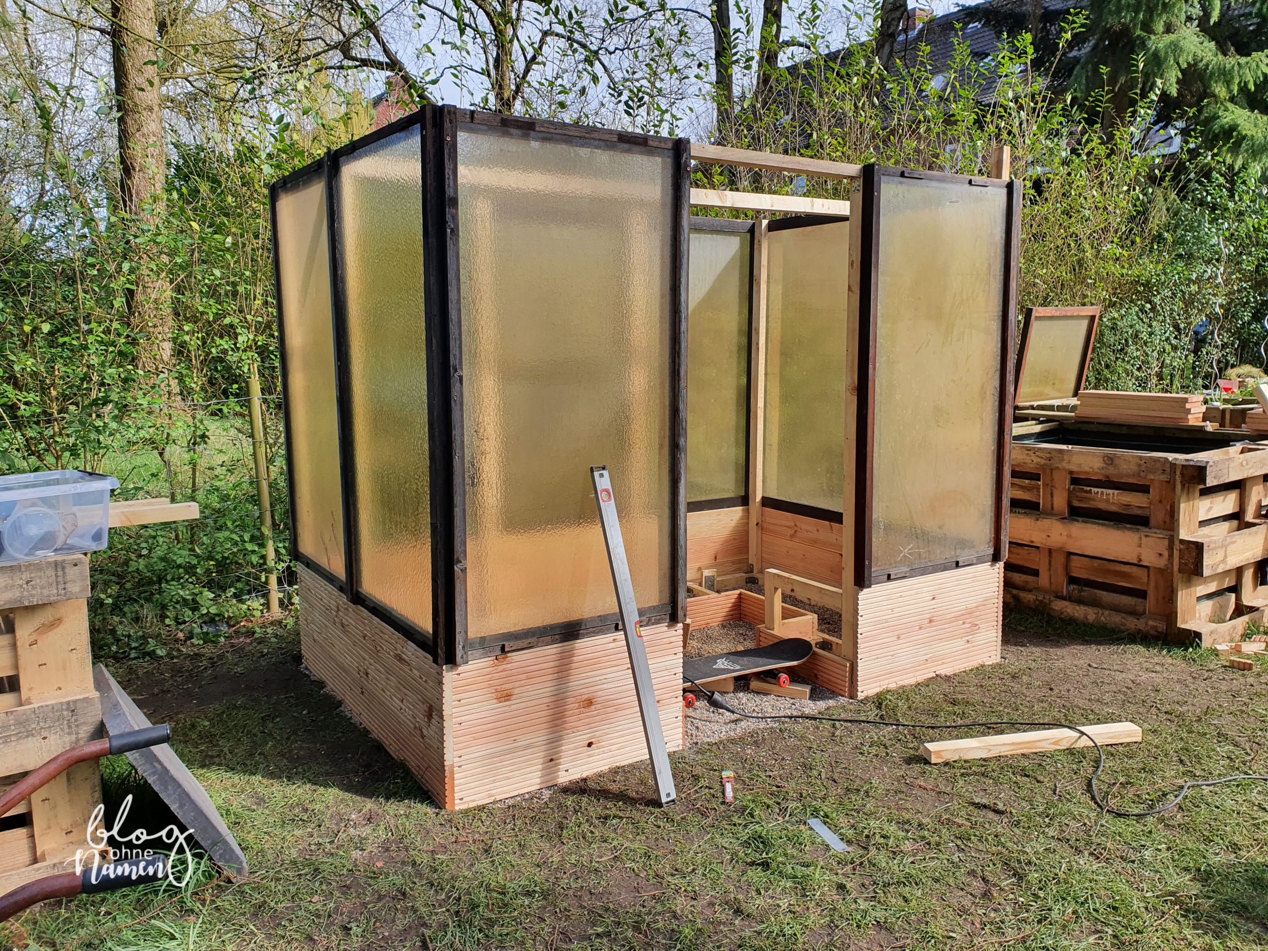 Gewächshaus aus alten Fenstern bauen - DIY Gartenidee (135 von 299)