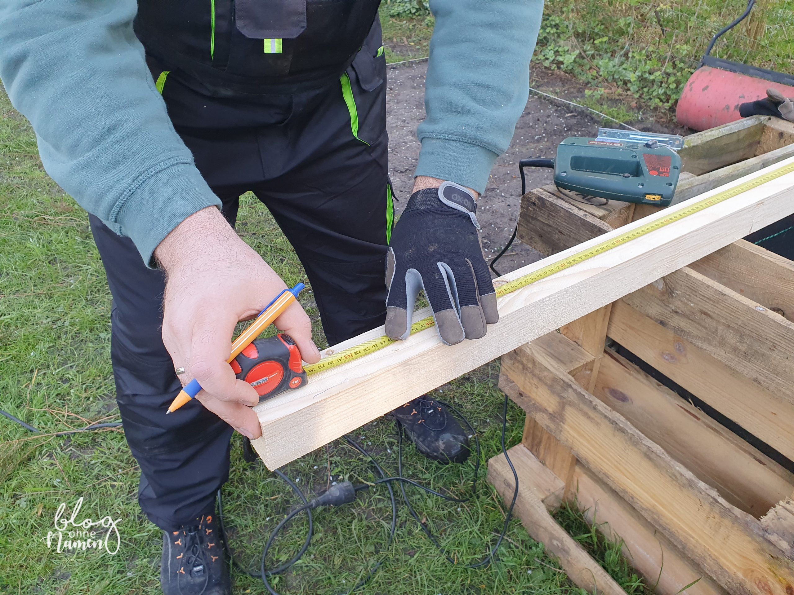 Gewächshaus aus alten Fenstern bauen - DIY Gartenidee (21 von 299)