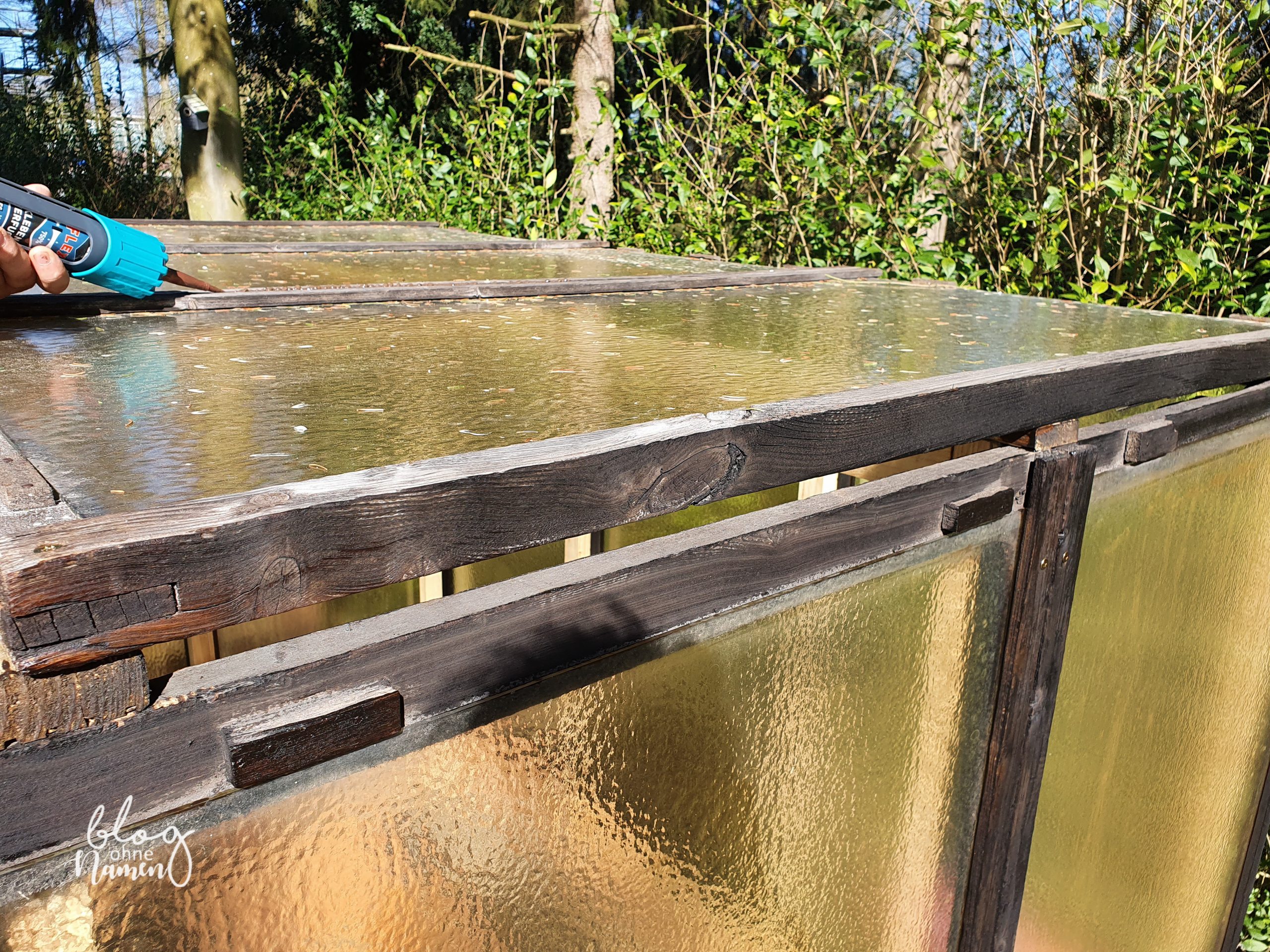 Gewächshaus aus alten Fenstern bauen - DIY Gartenidee (239 von 299)