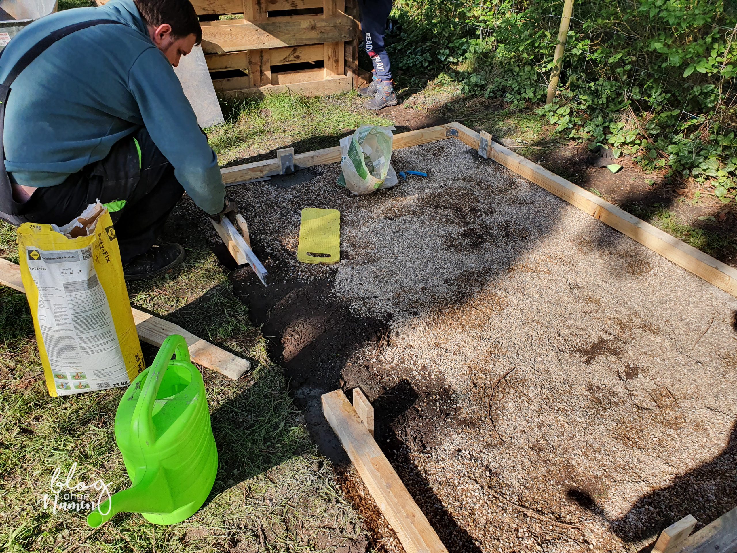 Gewächshaus aus alten Fenstern bauen - DIY Gartenidee (57 von 299)