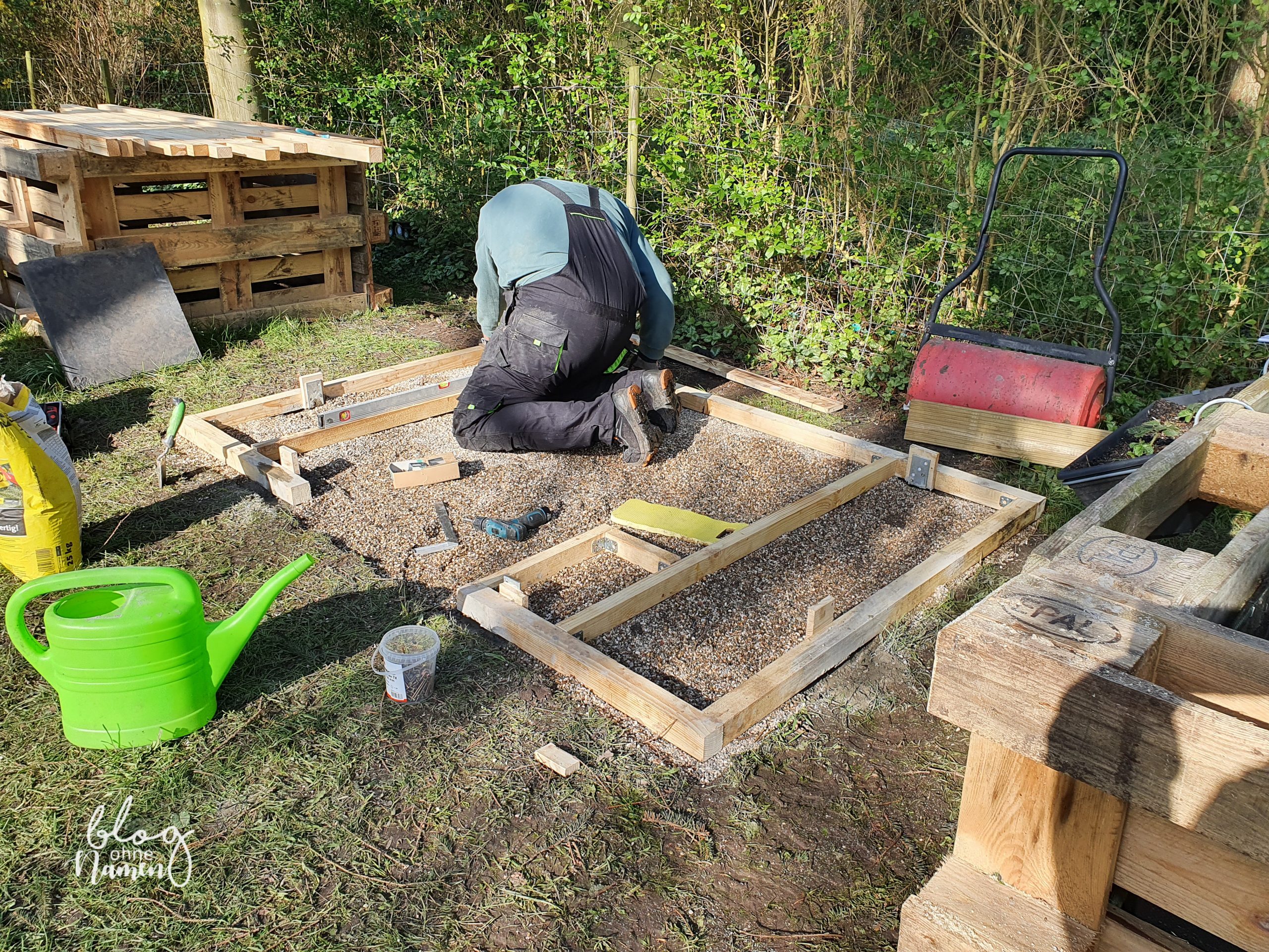 Gewächshaus aus alten Fenstern bauen - DIY Gartenidee (66 von 299)