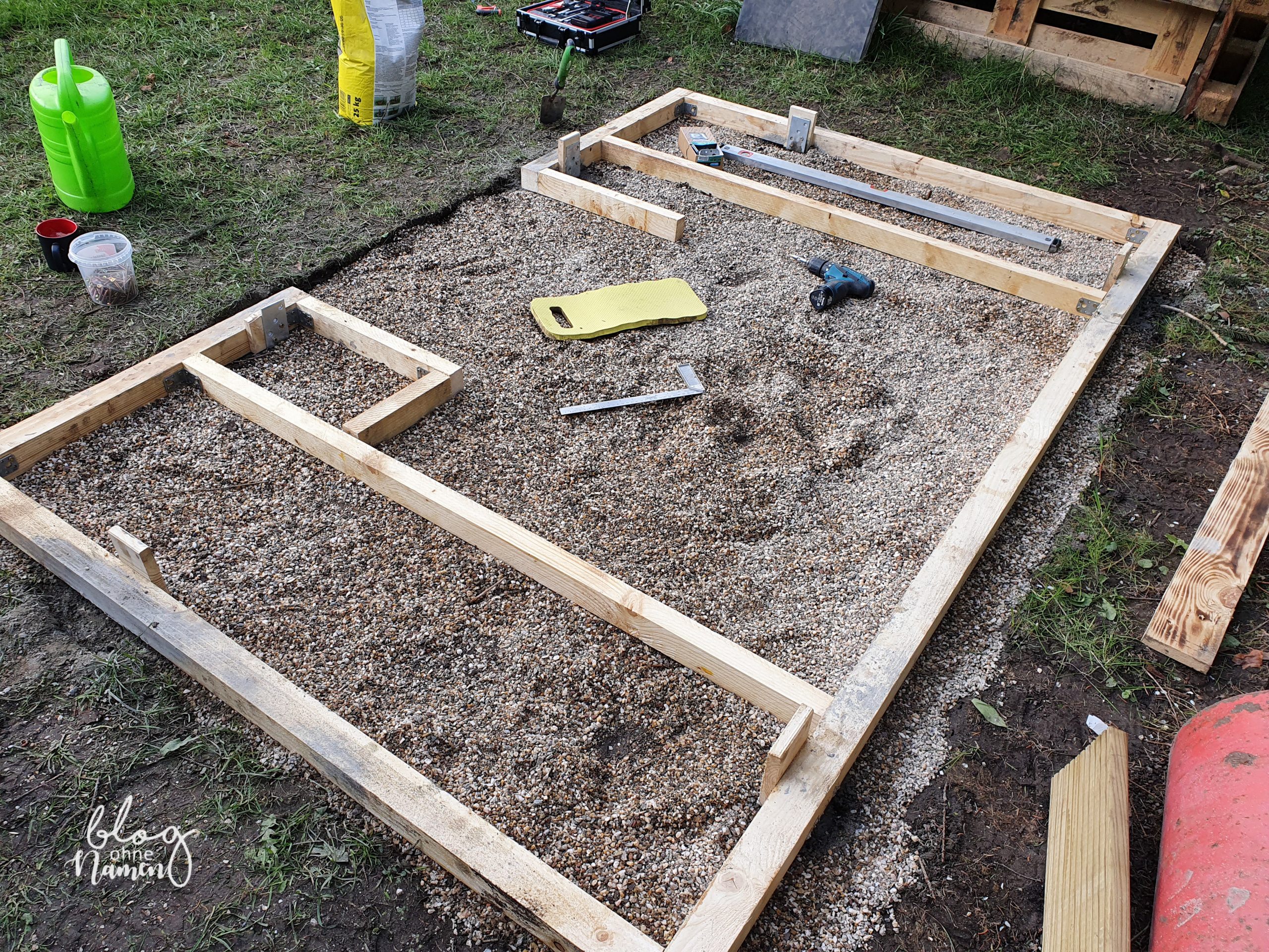 Gewächshaus aus alten Fenstern bauen - DIY Gartenidee (69 von 299)