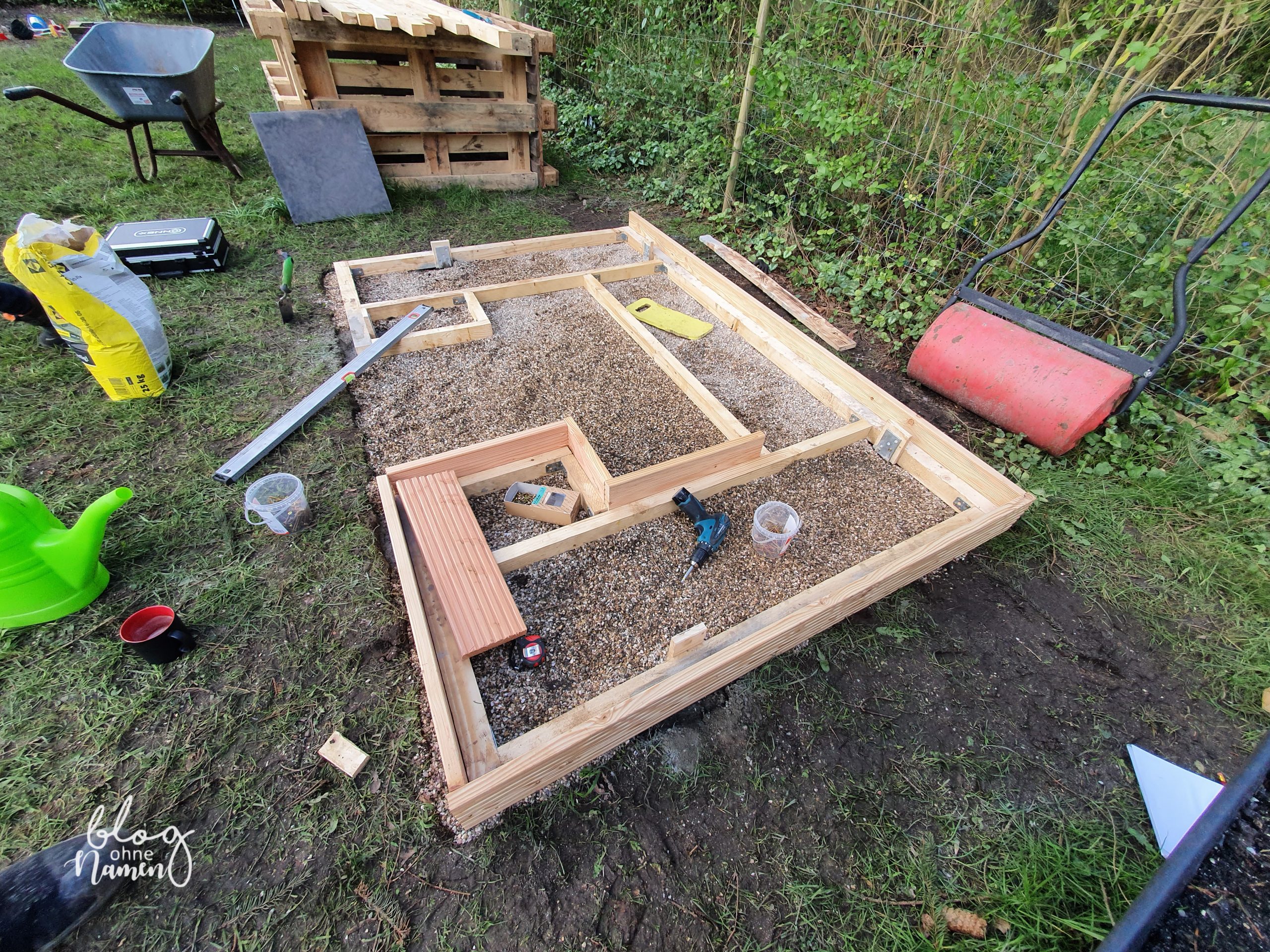 Gewächshaus aus alten Fenstern bauen - DIY Gartenidee (75 von 299)