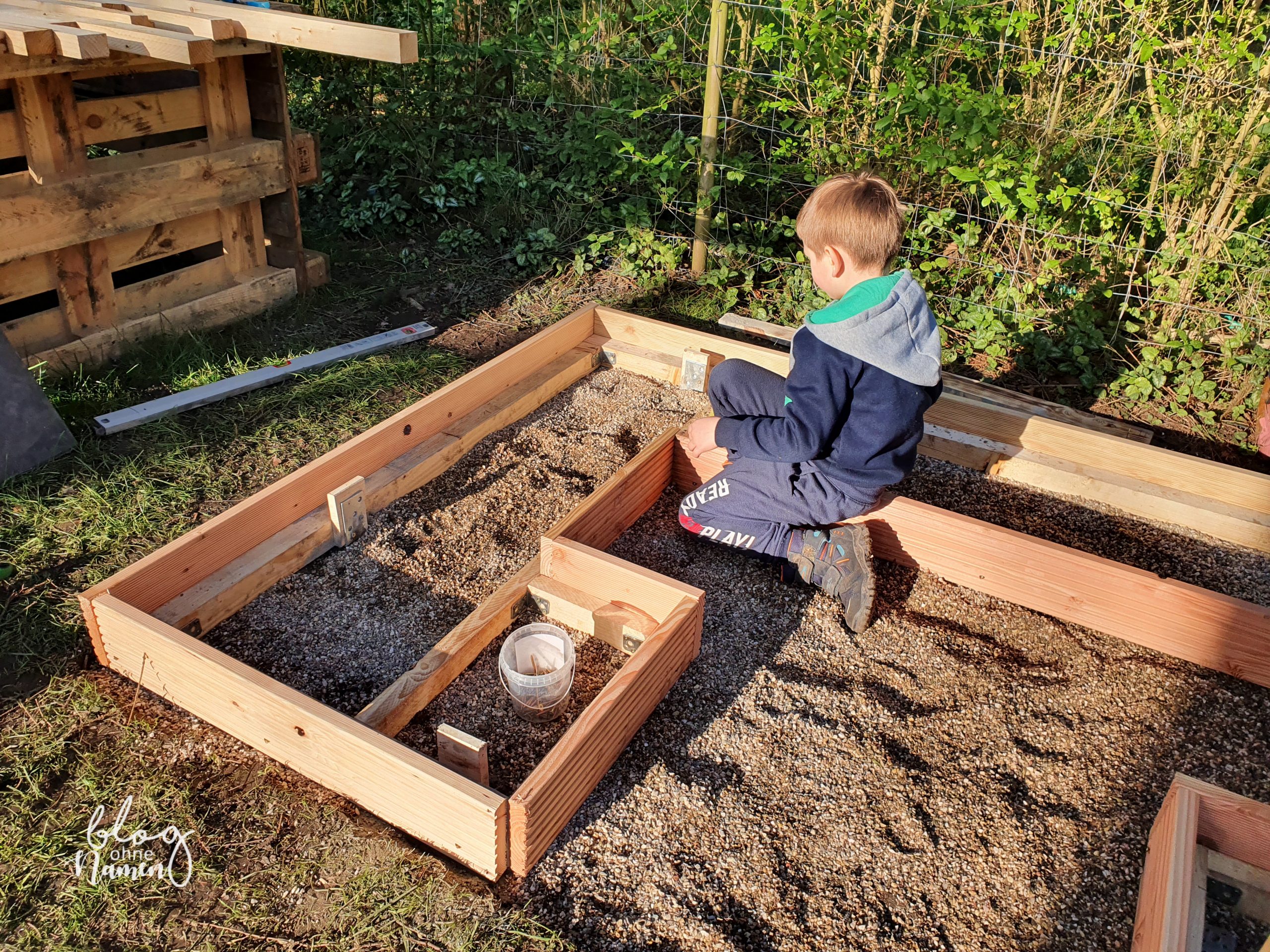 Gewächshaus aus alten Fenstern bauen - DIY Gartenidee (80 von 299)