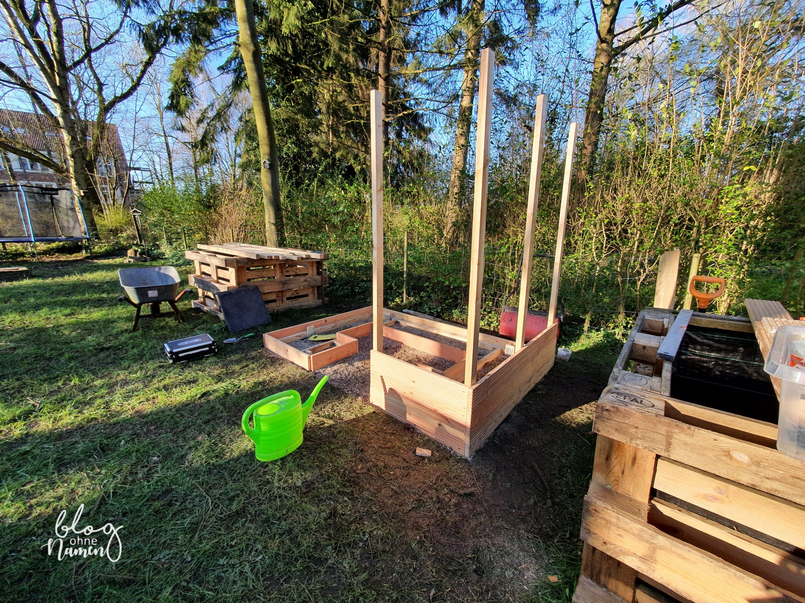 Gewächshaus aus alten Fenstern bauen - DIY Gartenidee (90 von 299)