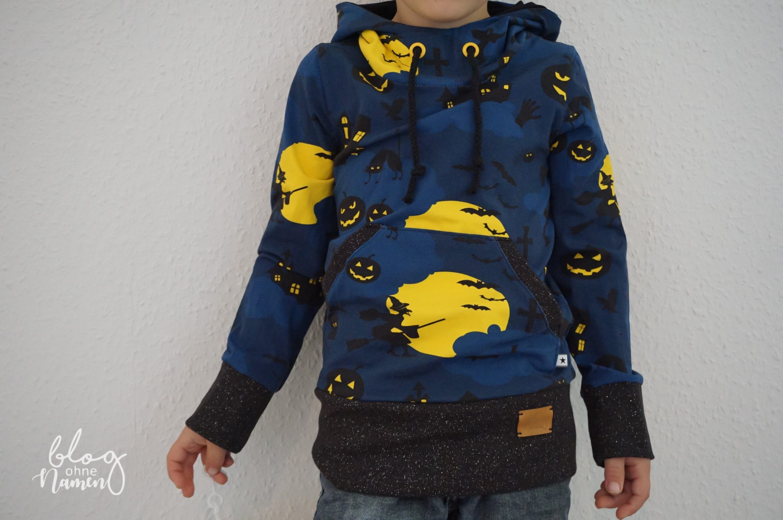 Selbstgenähter Halloween-Hoodie für Kinder mit Astronautenkapuze und glitzernden Bündchen