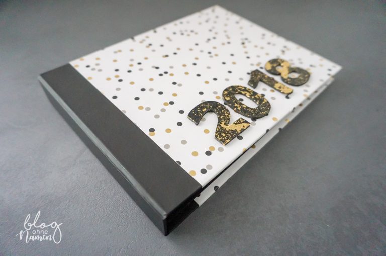 DIY Hardcover Mini Album mit Hidden-Hinge-Bindung und Jahreszahlen aus Graupappe