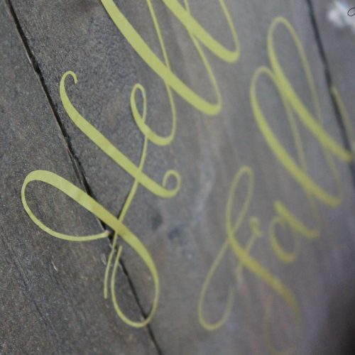 hello-fall-holz-beplotten-6a „Hello Fall“ Herbstdeko aus Vinylfolie auf Holzpalette