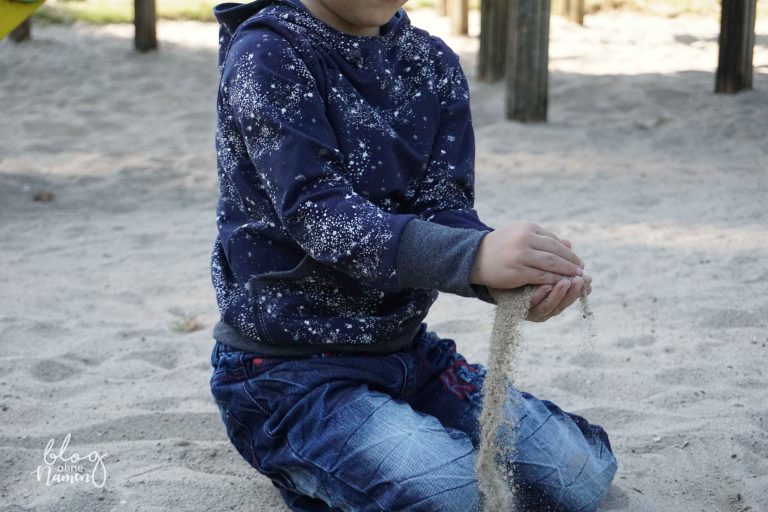 Kinderhoodie mit Astronautenkapuze und Kängurutasche – mein aktuelles Nähprojekt aus dem Klimperklein-Schnittmuster.