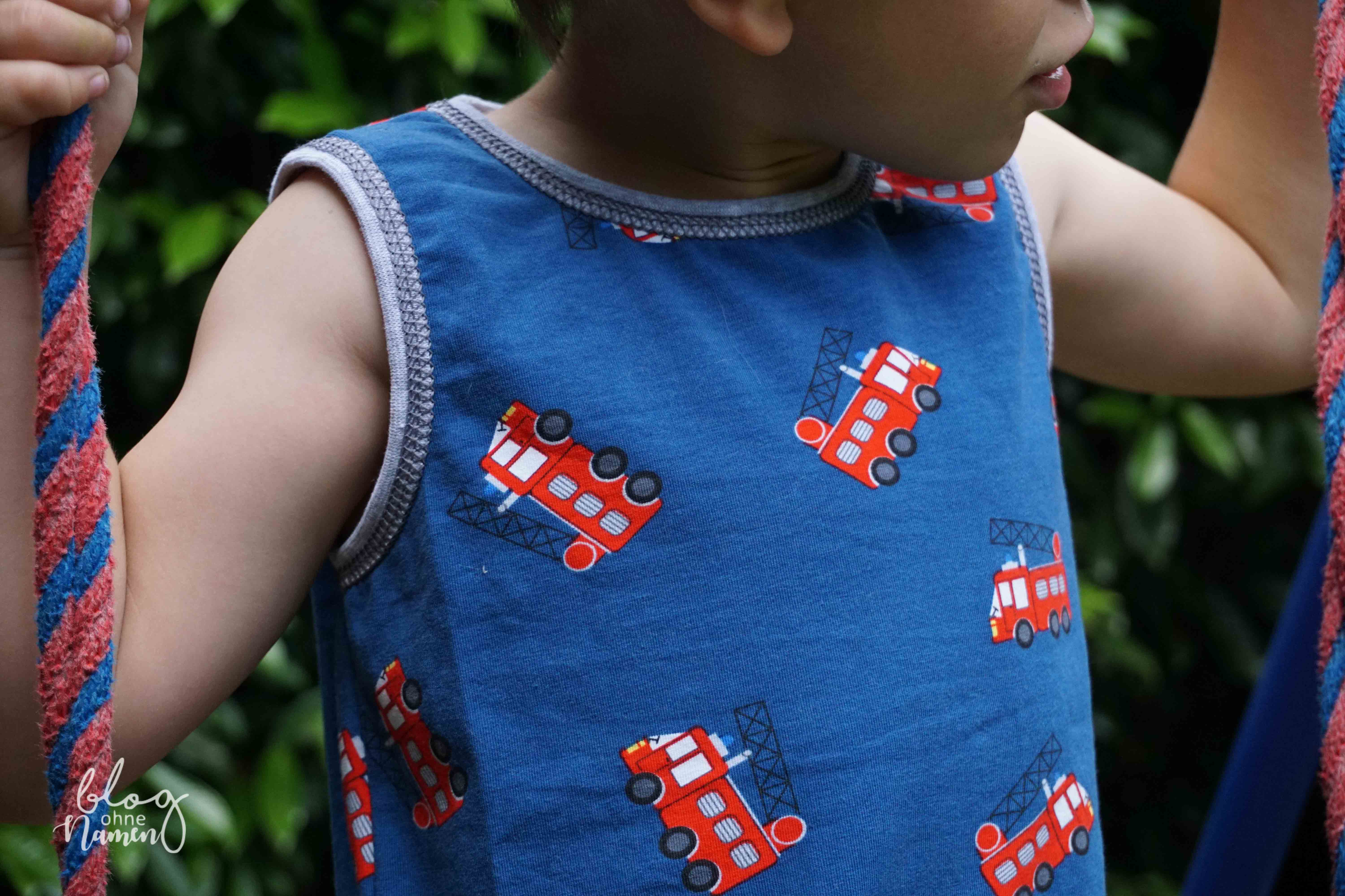 Ärmelloses Kindershirt mit mehreren sichtbaren Covernähten