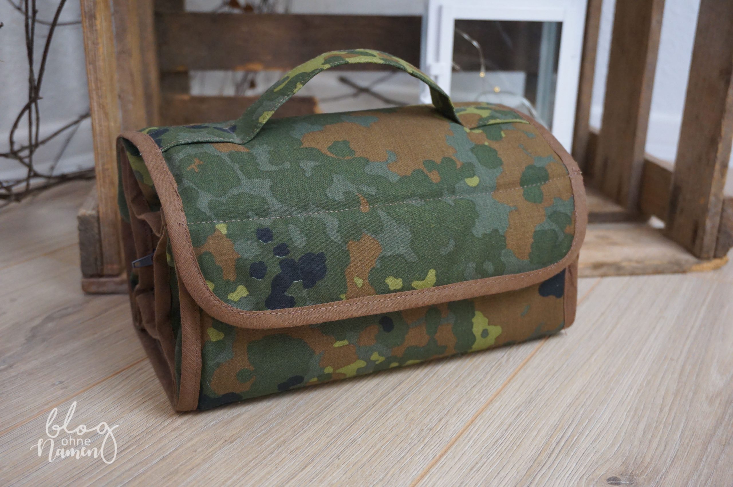Selbstgenähte Anglertasche aus Camouflage-Stoff mit Reißverschluss und Schrägband