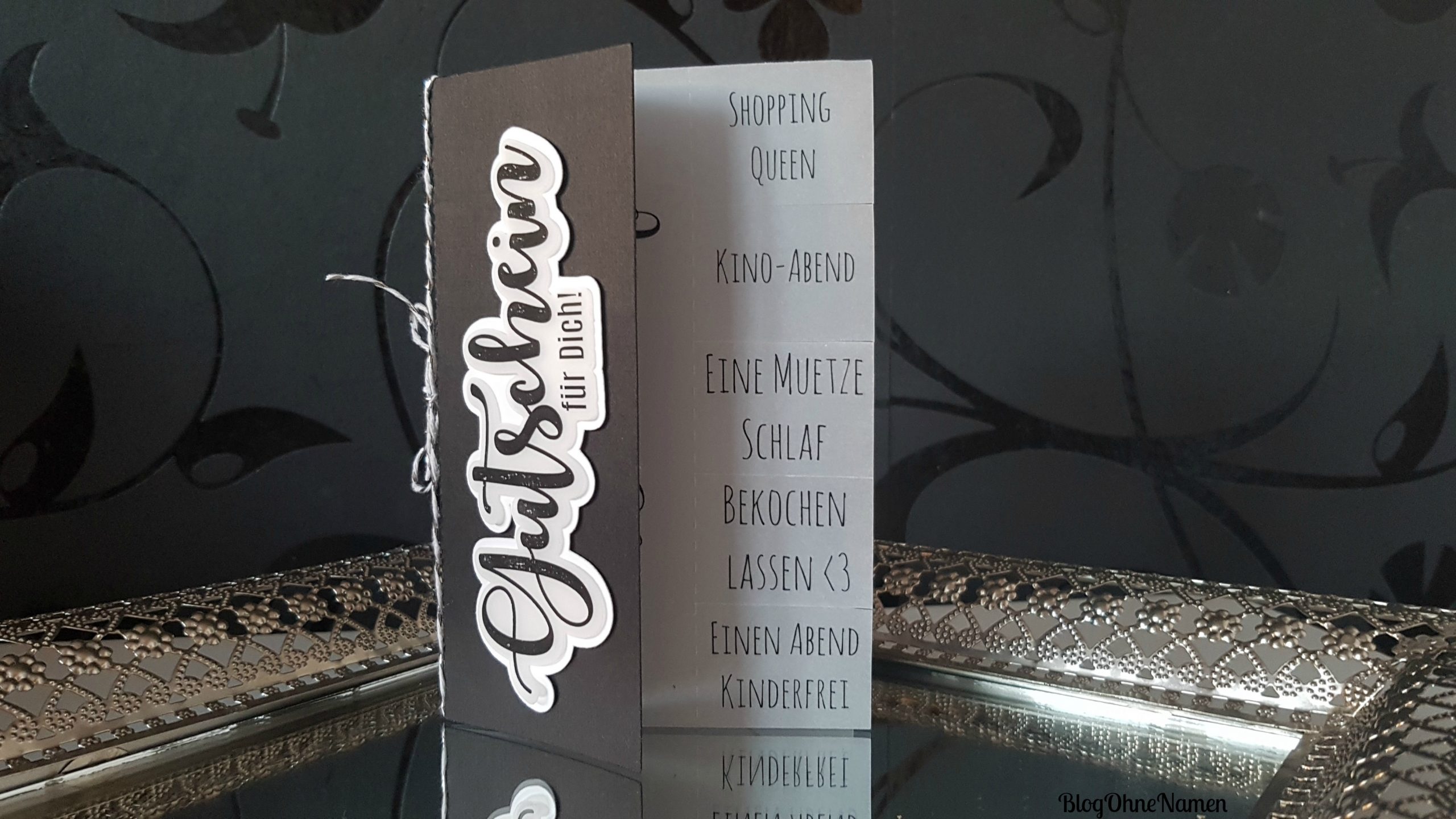 Gutscheinkarte aus schwarzem Bastelkarton und Transparentpapier