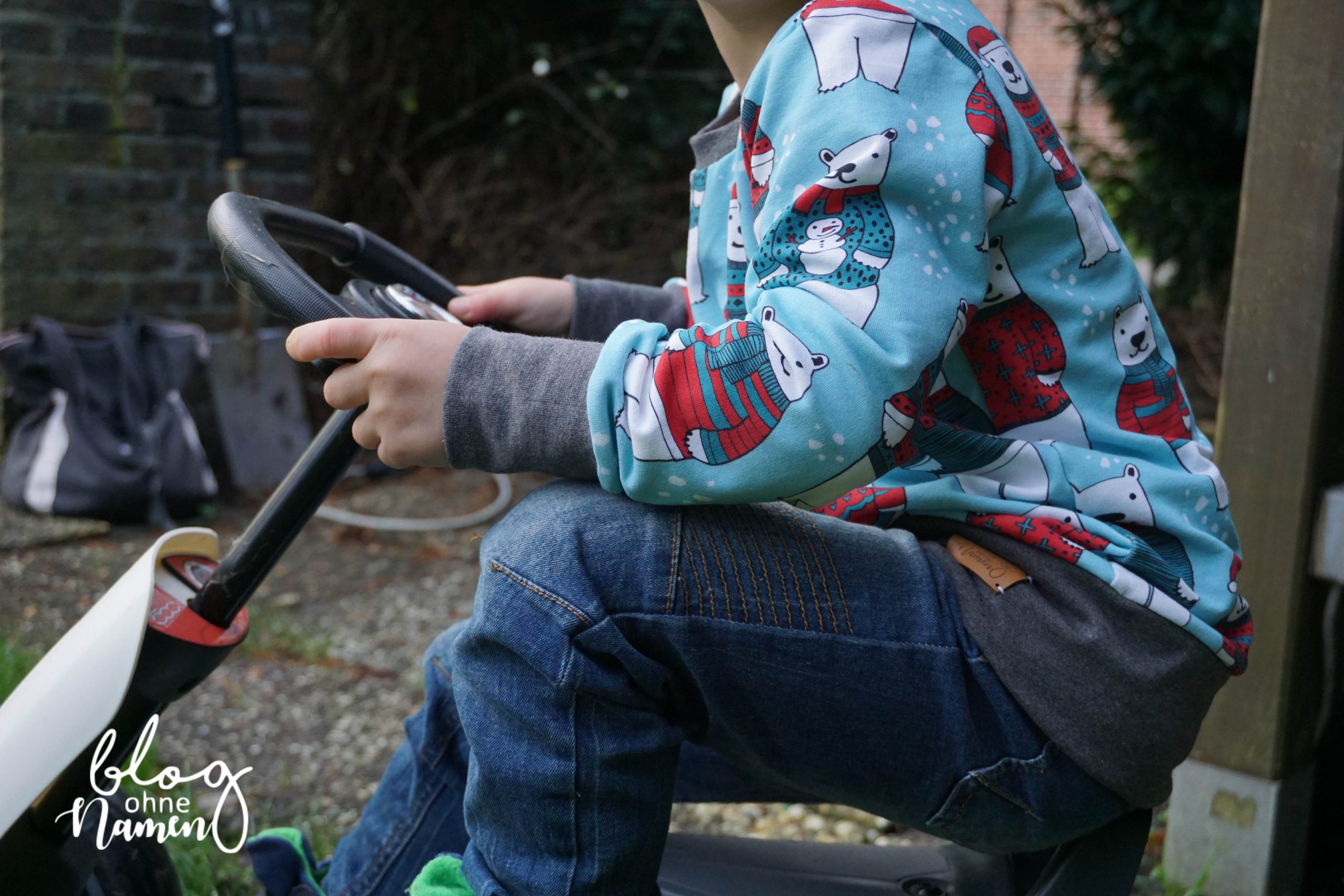 Kinderpullover nach Klimperklein genäht aus Polar Bär Stoff