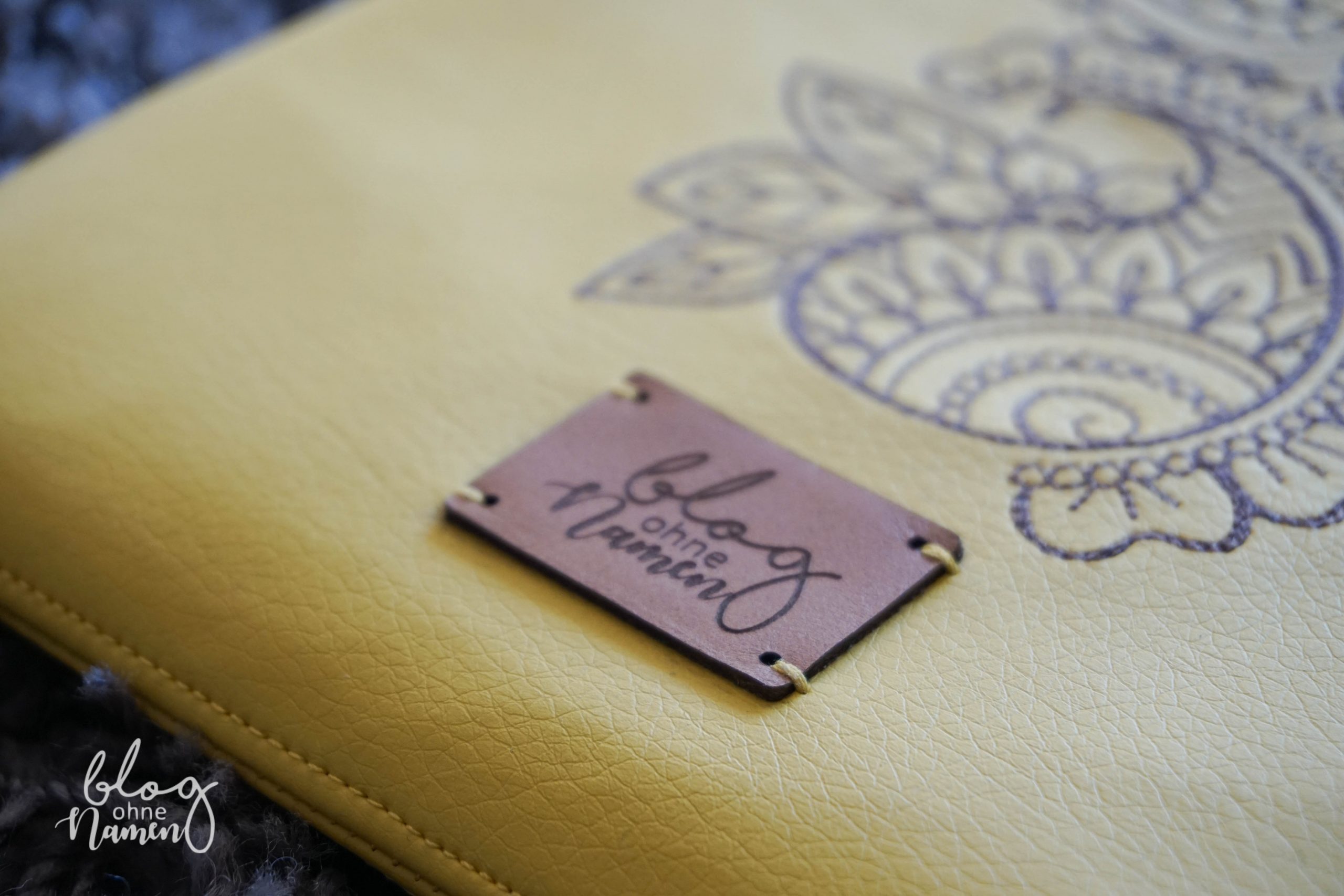 Tablet Tasche aus senfgelben Kunstleder mit Stickmuster von Urban Threads