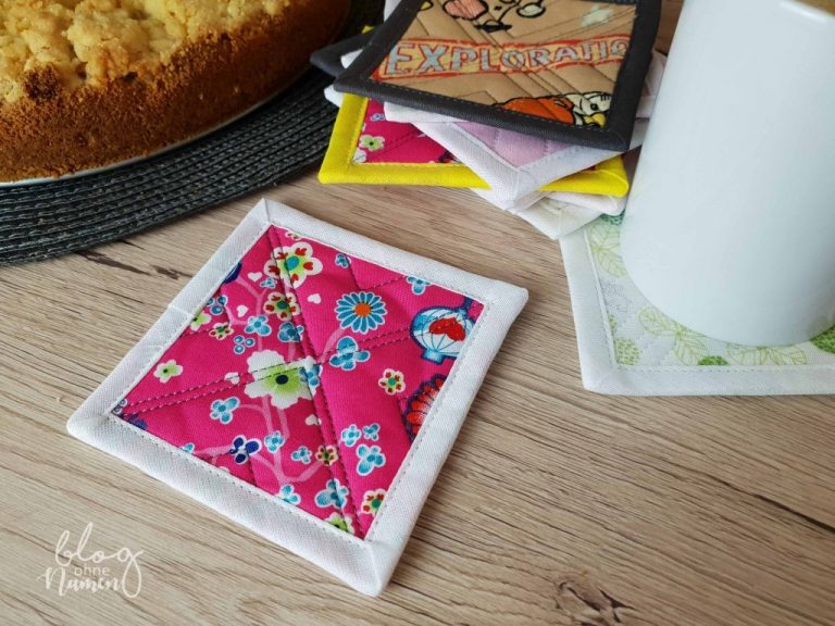 Selbstgenähte, eckige Tassenuntersetzer aus Stoffresten mit Quiltmuster und Schrägband eingefasst