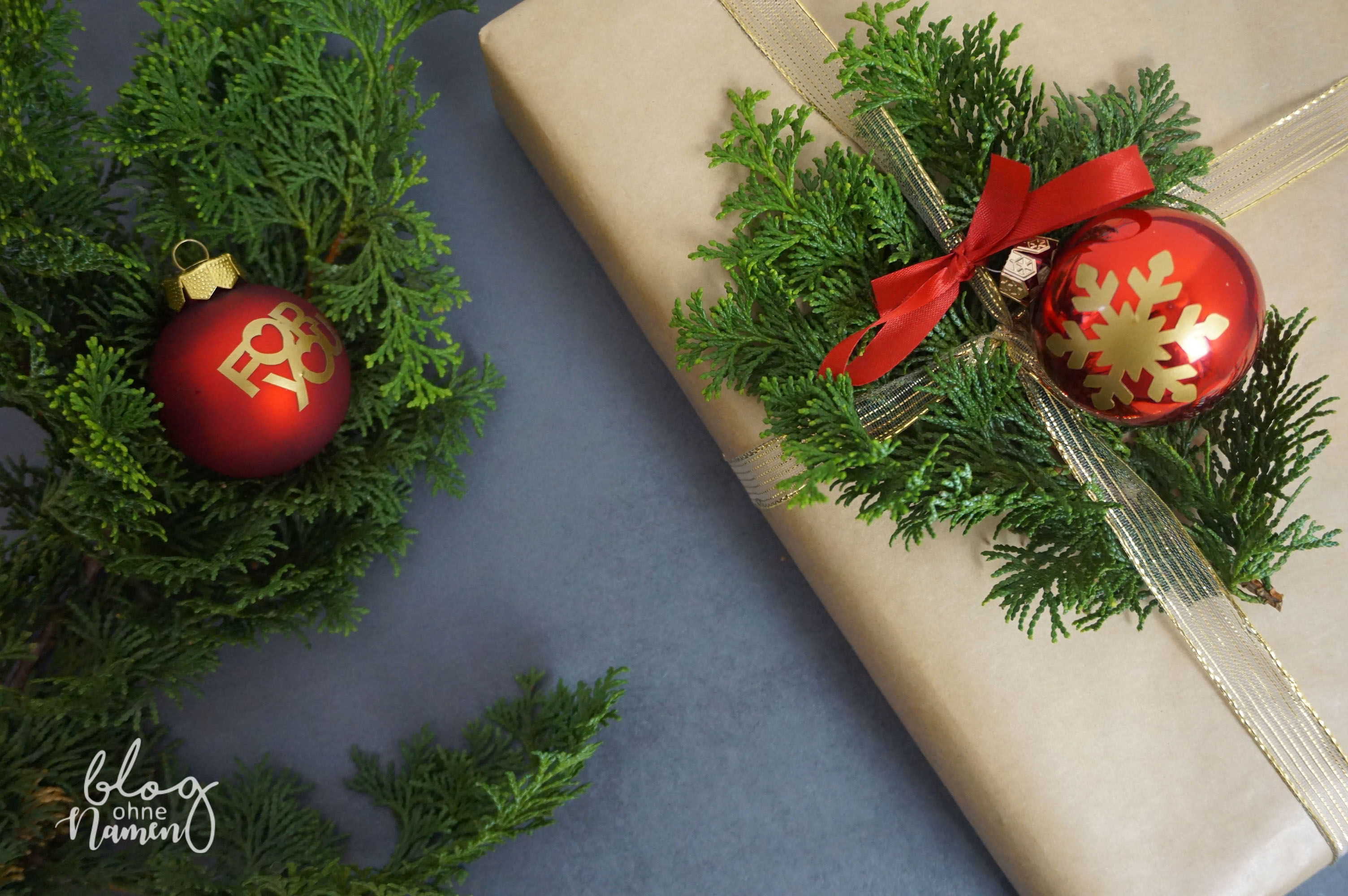 Weihnachtskugel mit Vinylfolie beplottet, Schneeflockenmotiv auf Glas