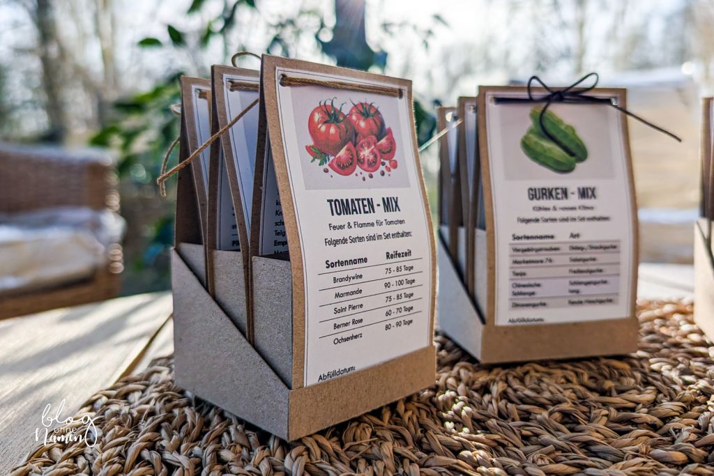 DIY Saatgut Geschenkverpackungen aus Kraftpapier in zwei Reihen angeordnet, mit Gemüse-Mix aus Tomaten, Gurken und Paprika sowie handgebundenem Kordelverschluss