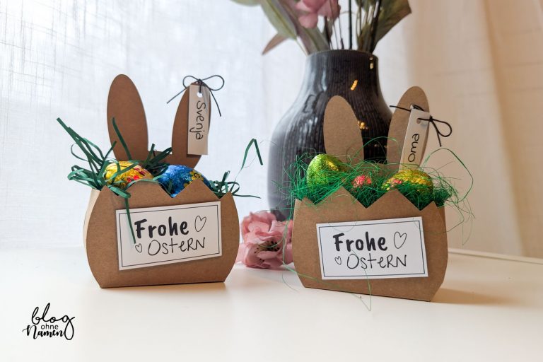Zwei Osterkörbchen aus Kraftkarton mit Ostergras, Schokoeiern und Namensschildern – Vorlage zum Ausdrucken als Druck- und Plotterdatei