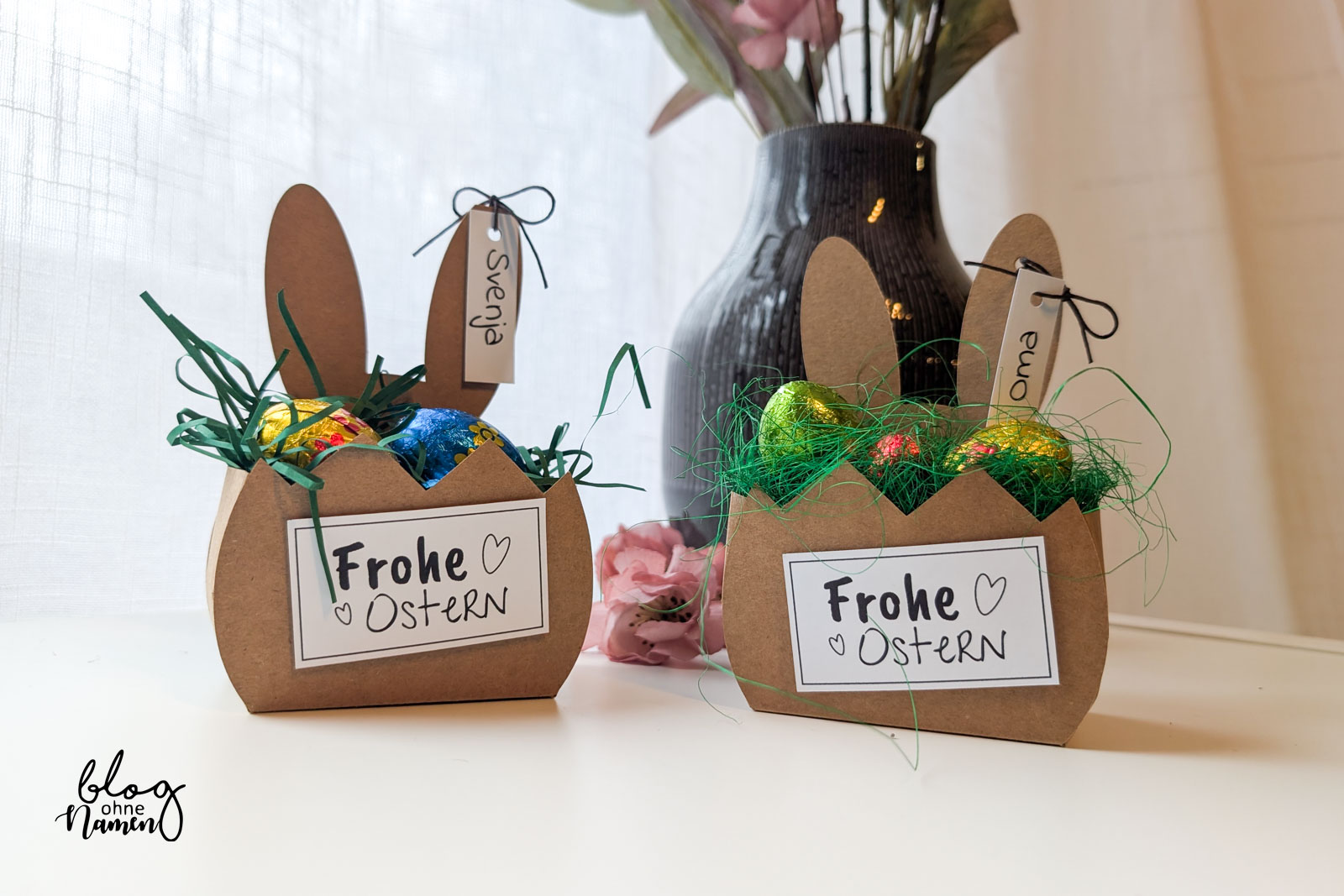 Zwei Osterkörbchen aus Kraftkarton mit Ostergras, Schokoeiern und Namensschildern – Vorlage zum Ausdrucken als Druck- und Plotterdatei